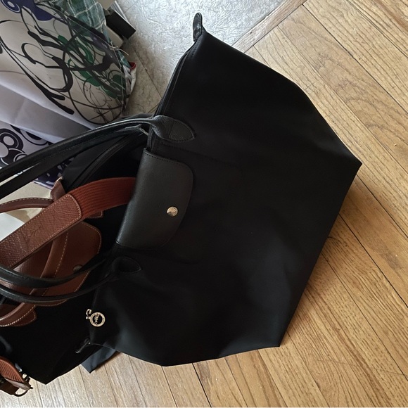 Elegant Black Tote Bag Longchamp - Picture 2 of 11